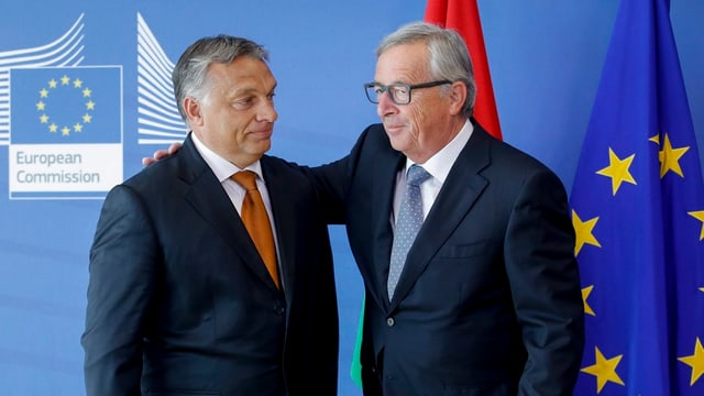 Jean Claude Juncker legt Arm auf die Schulter von Viktor Orban Jean Claude Juncker legt Arm auf die Schulter von Viktor Orban