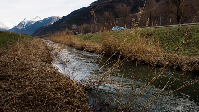 Der Grossgrundkanal - kleines Gewässer neben einer Strasse Der Grossgrundkanal - kleines Gewässer neben einer Strasse