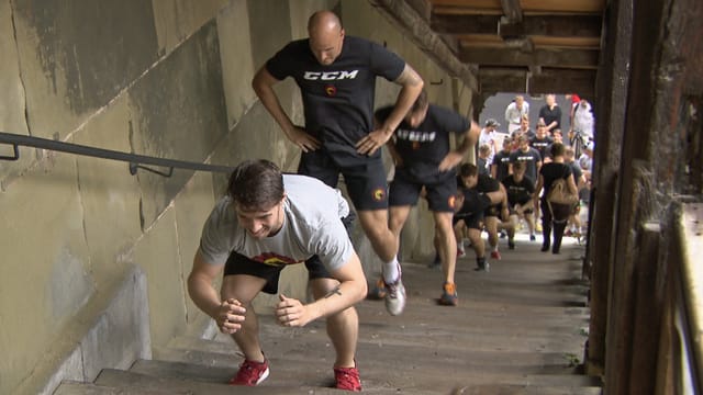 SCB-Spieler hüpfen eine Treppe hinauf. SCB-Spieler hüpfen eine Treppe hinauf.