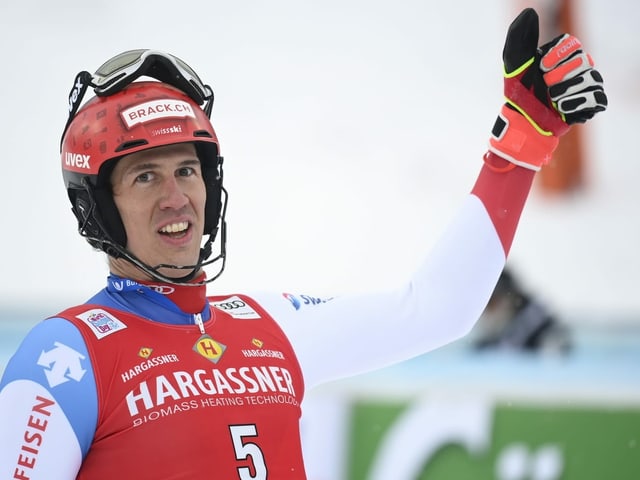 Wenig überraschend schlägt sich seine Grösse auch in den Skischuhen nieder (Grösse 48). Wenn der Walliser nicht die eigens nach ihm benannte Skipiste in Bürchen runterbrettert, spielt er Klarinette oder surft mittels Kite über die Weltmeere, was er sich autodidaktisch beigebracht hat.