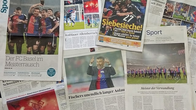 Mehrere Zeitungen liegen ungeordnet am Boden. Mehrere Zeitungen liegen ungeordnet am Boden.