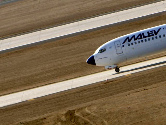 Malev-Flugzeug auf der Piste. Schräg aufgenommen als würde sie bergab fahren.