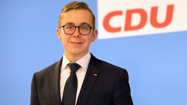 Philipp Amthor vor einem CDU-Logo Philipp Amthor vor einem CDU-Logo