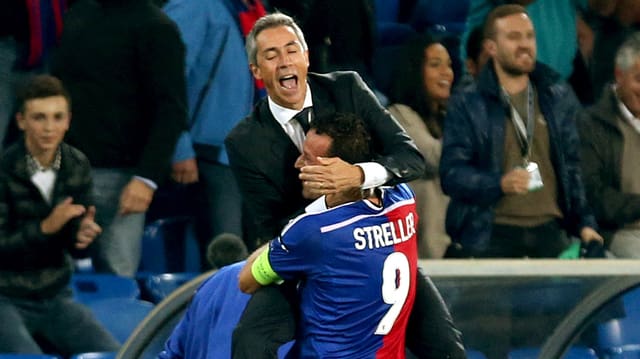 Marco Streller hebt Trainer Paulo Sousa hoch. Marco Streller hebt Trainer Paulo Sousa hoch.