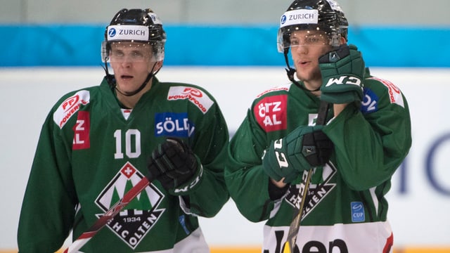 Zwei Eishockeyspieler. Zwei Eishockeyspieler.