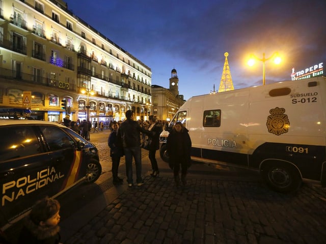 Polizisten auf der «Puerta del Sol». Polizisten auf der «Puerta del Sol».