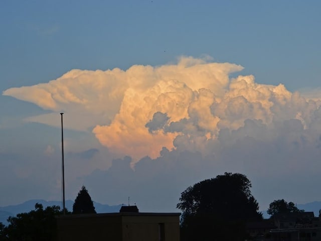 Eine Gewitterzelle mit massiven Wolken braut sich in der Ferne zusammen