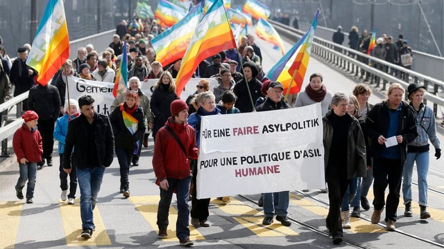 Viele Menschen auf der Strasse mit Transparenten und Regenbogen-Fahnen. Viele Menschen auf der Strasse mit Transparenten und Regenbogen-Fahnen.