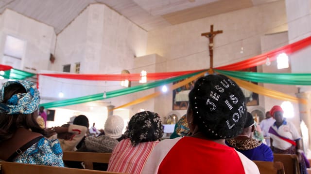 Gläubige sitzen in einer christlichen Kirche. Gläubige sitzen in einer christlichen Kirche.