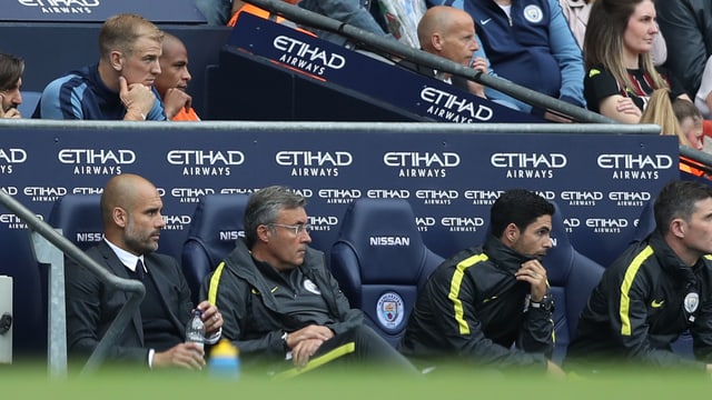 Coach Guardiola und Joe Hart auf der City-Bank Coach Guardiola und Joe Hart auf der City-Bank