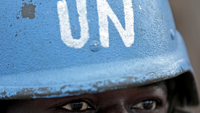 Blauer Helm mit Aufschrift «UN», Augen. Blauer Helm mit Aufschrift «UN», Augen.