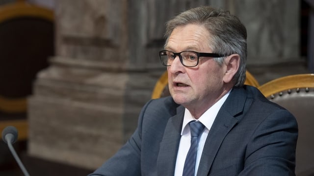 Politiker am Rednerpult im Nationalrat. Politiker am Rednerpult im Nationalrat.