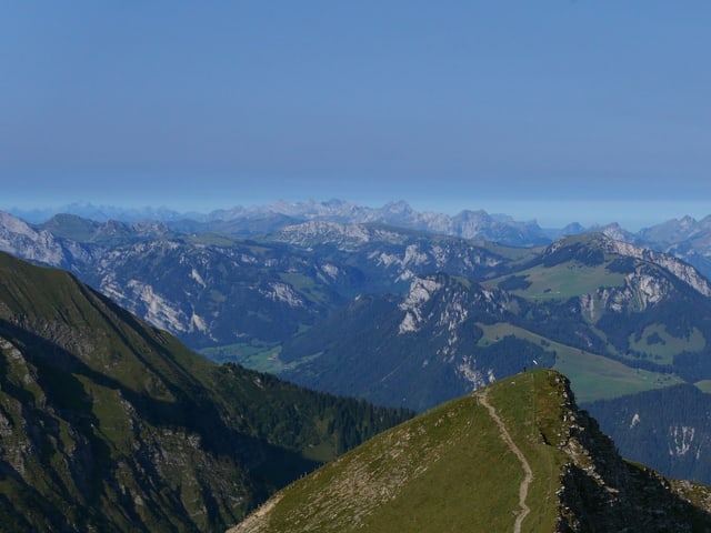 Vom Bergipfel aus ist über den anderen Berge ein trübe Schicht zu erkennen, die Luftschichten darunter und darüber sind klar. Vom Bergipfel aus ist über den anderen Berge ein trübe Schicht zu erkennen, die Luftschichten darunter und darüber sind klar.