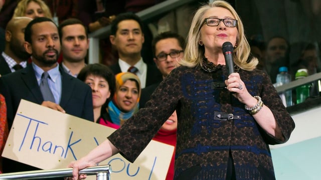Hillary Clinton bei ihrer Abschiedsrede. Im Hintergrund hält ein Mann ein Schild mit der Aufschrift «Thank You» Hillary Clinton bei ihrer Abschiedsrede. Im Hintergrund hält ein Mann ein Schild mit der Aufschrift «Thank You»