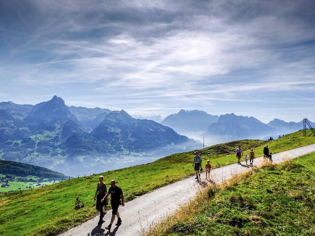 Auf dem Bild sind Wanderer zu sehen, oberhalb Amden im Kanton St. Gallen. Auf dem Bild sind Wanderer zu sehen, oberhalb Amden im Kanton St. Gallen.