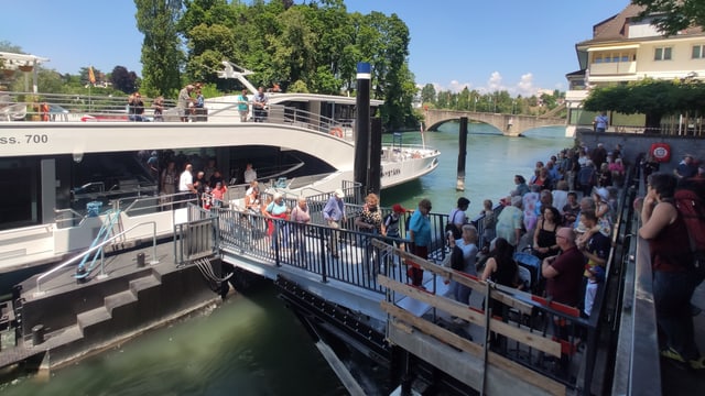 Schiff an Anlegestelle Schiff an Anlegestelle