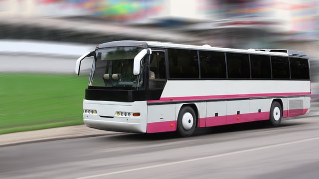 Ein Reisebus unterwegs auf einer Überlandstrasse. Ein Reisebus unterwegs auf einer Überlandstrasse.