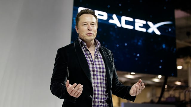 Elon Musk an einer Konferenz von SpaceX. Elon Musk an einer Konferenz von SpaceX.