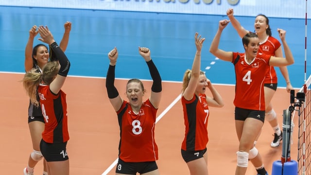 Die Schweizer Volleyballerinnen freuen sich ausgelassen. Die Schweizer Volleyballerinnen freuen sich ausgelassen.