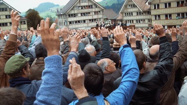 Männer erheben die Hand zur Abstimmung in Hundwil. Männer erheben die Hand zur Abstimmung in Hundwil.