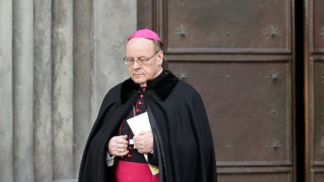 Vitus Huonder vor seiner Kathedrale Vitus Huonder vor seiner Kathedrale
