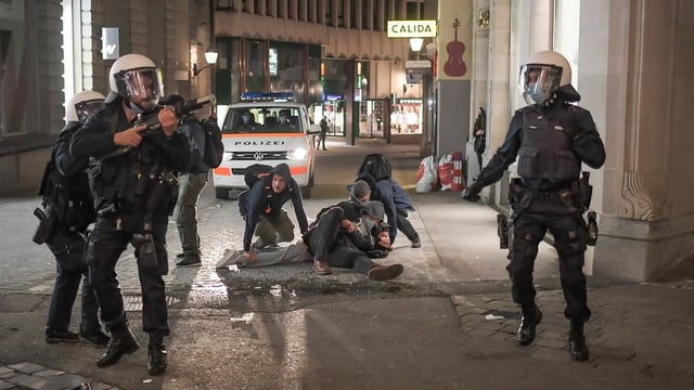 Polizei verhaftet Person in St.Gallen. Polizei verhaftet Person in St.Gallen.