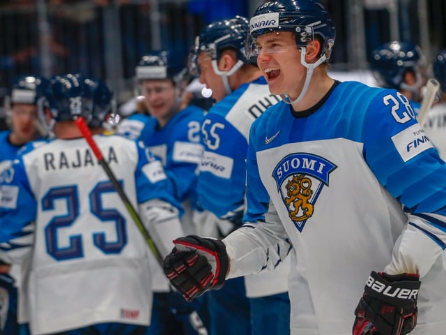 Henri Jokiharju (rechts) freut sich über den Sieg Henri Jokiharju (rechts) freut sich über den Sieg