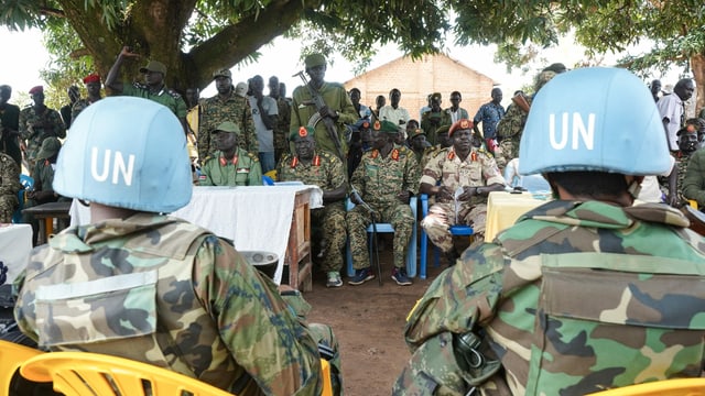 Generäle der Rebellen (SPLA-IO) treffen sich mit Vertretern der UNO-Mission im Südsudan zum Gespräch über Menschenrechte. Generäle der Rebellen (SPLA-IO) treffen sich mit Vertretern der UNO-Mission im Südsudan zum Gespräch über Menschenrechte.