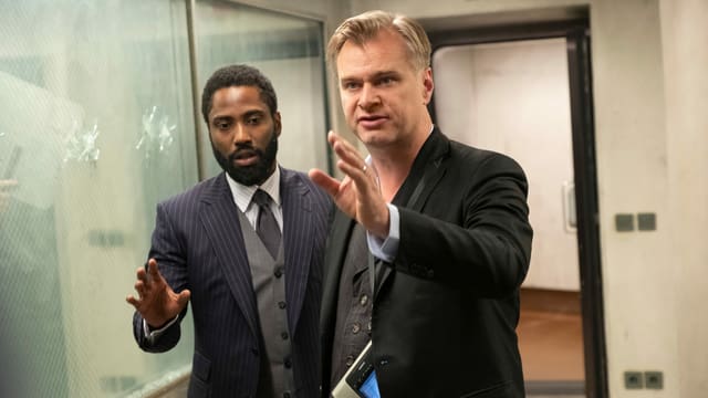Christopher Nolan unterhält sich auf dem Set mit John David Washington. Christopher Nolan unterhält sich auf dem Set mit John David Washington.