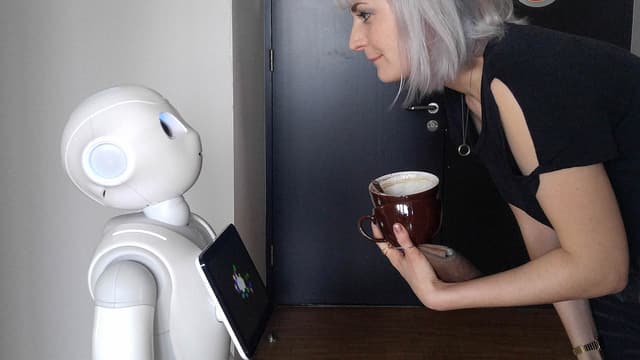 SRF 3-Moderatorin Face-to-Face mit «Pepper». SRF 3-Moderatorin Face-to-Face mit «Pepper».