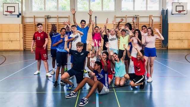Franco Marvulli steht mit der Sek B in der Turnhalle des Schulhaus Kappeli. Franco Marvulli steht mit der Sek B in der Turnhalle des Schulhaus Kappeli.