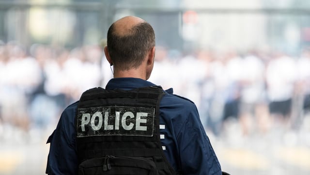 Polizist von hinten Polizist von hinten