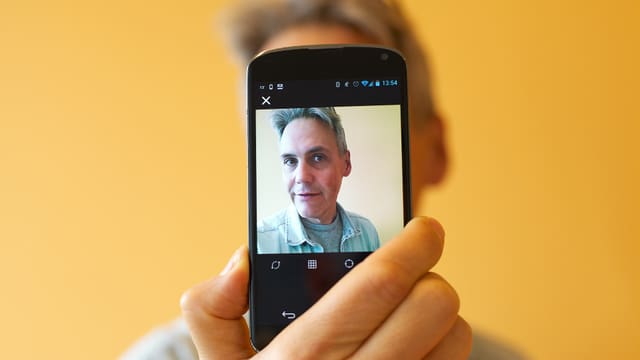 Handy mit Gesicht eines Mannes. Handy mit Gesicht eines Mannes.