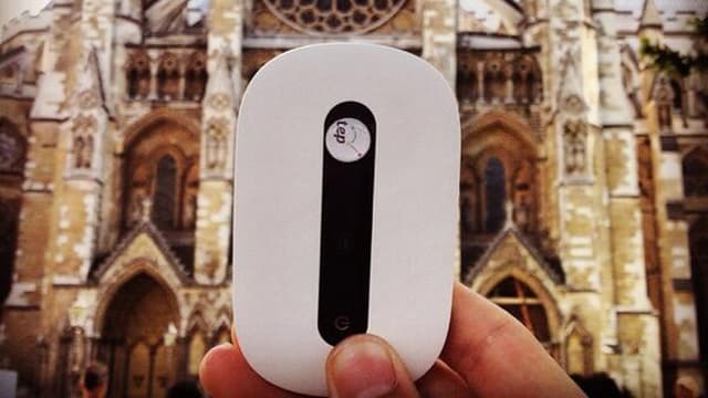 Eine Hand hält einen mobilen Hotspot ins Bild. Eine Hand hält einen mobilen Hotspot ins Bild.