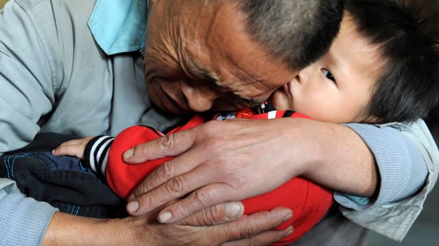 Ein Vater umarmt seinen Sohn in China. Ein Vater umarmt seinen Sohn in China.