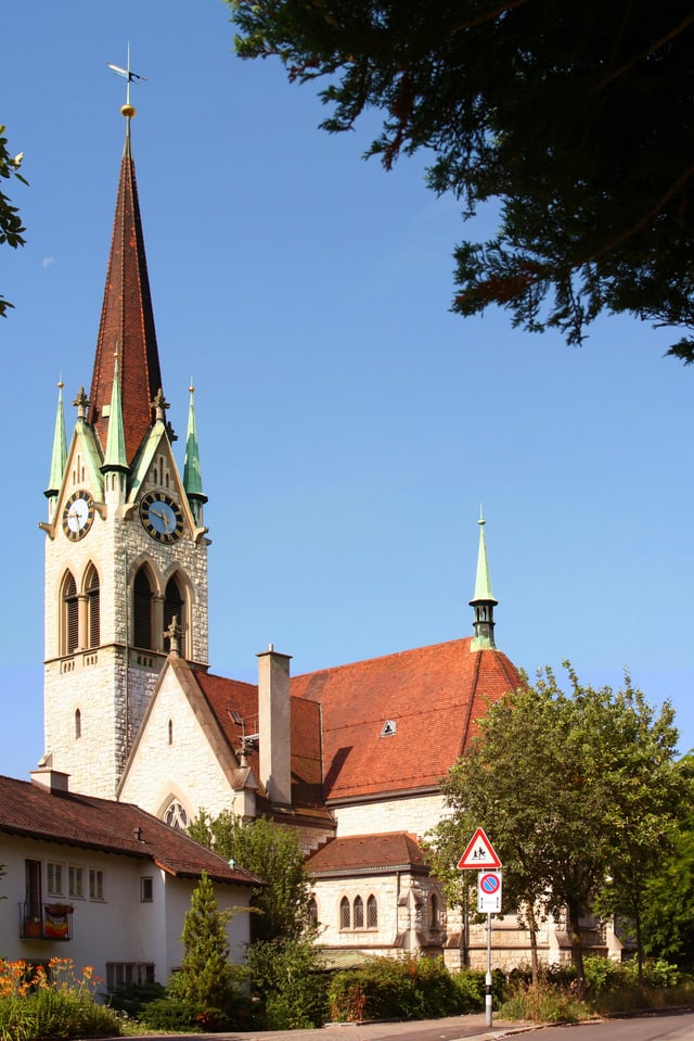 Kirche umgeben von kleineren Bäumen. Kirche umgeben von kleineren Bäumen.