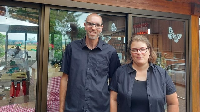 Sandra und Roland Grütter vor ihrem Hofladen im solothurnischen Subingen. Sandra und Roland Grütter vor ihrem Hofladen im solothurnischen Subingen.