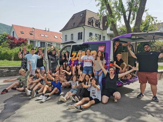 Kinder posieren vor dem «Zambo-Bus» Kinder posieren vor dem «Zambo-Bus»