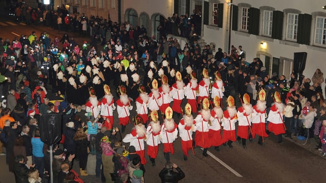 Viele Chläuse werden von Kindern durch Balsthal gejagt. Viele Chläuse werden von Kindern durch Balsthal gejagt.