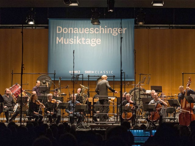 Titus Engel dirigierte in Donaueschingen die Aufführung «Cold cadaver with thirteen scary scars». Titus Engel dirigierte in Donaueschingen die Aufführung «Cold cadaver with thirteen scary scars».