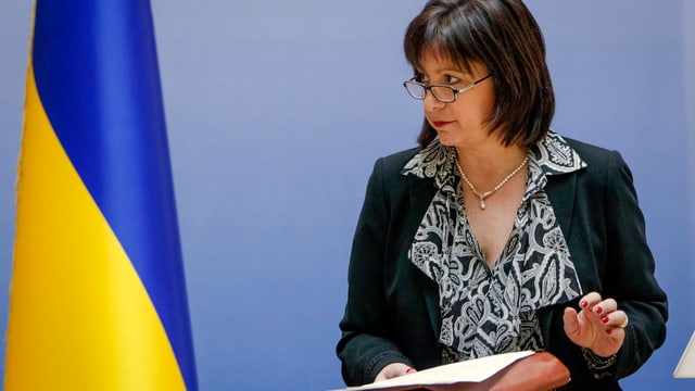 Die ukrainische Finanzministerin Natalia Jaresko, links eine ukrainische Fahne.