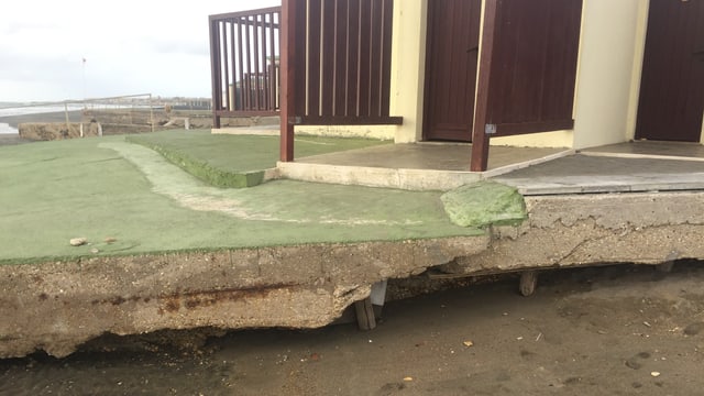 Grossflächig abgebrochene Fundamente, darauf die Umkleidekabinen zu sehen. Grossflächig abgebrochene Fundamente, darauf die Umkleidekabinen zu sehen.