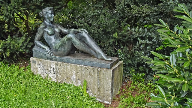 Statue einer nackten Frau Statue einer nackten Frau