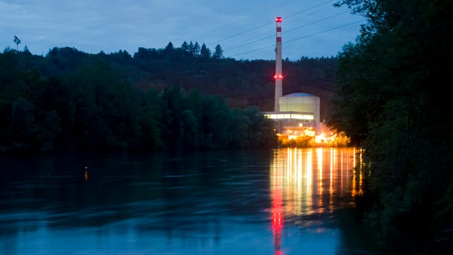 Ansicht des AKW Mühleberg, im Vordergrund die Aare Ansicht des AKW Mühleberg, im Vordergrund die Aare