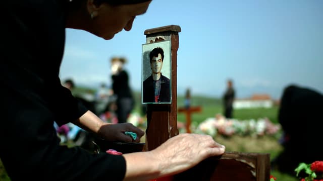 Eine Kosovo-Albanerin trauert um die Opfer des Krieges von 1998/99. (Archivbild) Eine Kosovo-Albanerin trauert um die Opfer des Krieges von 1998/99. (Archivbild)