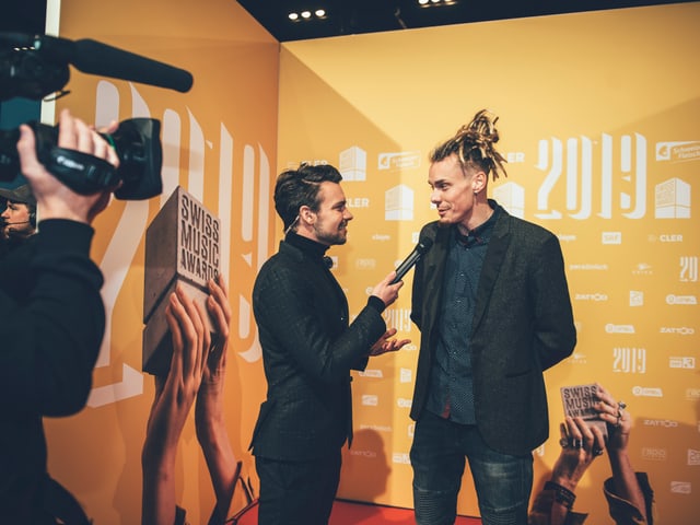 Jul Dem im Interview mit Hitparaden-Moderator Michel Birri.