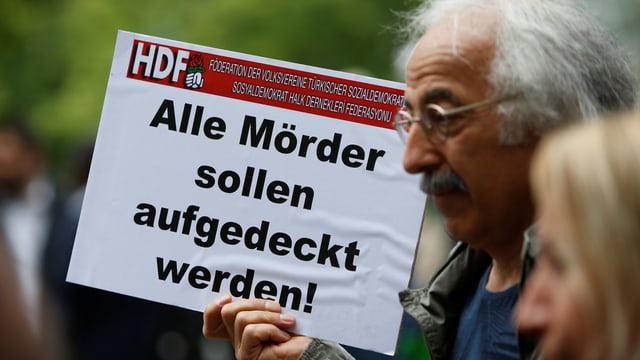 Mann mit Plakat in den Händen. Mann mit Plakat in den Händen.