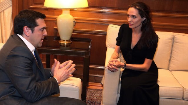 Alexis Tsipras en discurs cun Angelina Jolie. Alexis Tsipras en discurs cun Angelina Jolie.