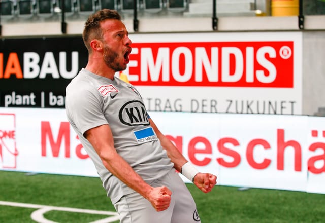 Elsad Zverotic feiert seinen Treffer mit ausgestreckten Armen Elsad Zverotic feiert seinen Treffer mit ausgestreckten Armen
