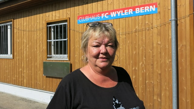 Edith Moser vor dem Clubhaus, wo morgen der Nachwuchs von ManU und YB spielt Edith Moser vor dem Clubhaus, wo morgen der Nachwuchs von ManU und YB spielt